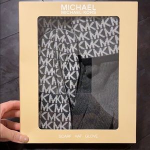 NWT MICHAEL KORS SCARF HAT GLOVE SET